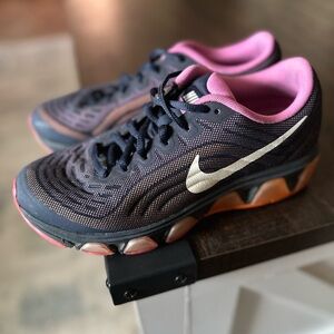 Nike Women's Pink and Blue Tailwind 6